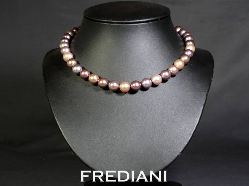 collier en perles de cultures multicolores de 10 à 11 mm et fermoir or blanc 750/000 serti de 8 diamants naturels