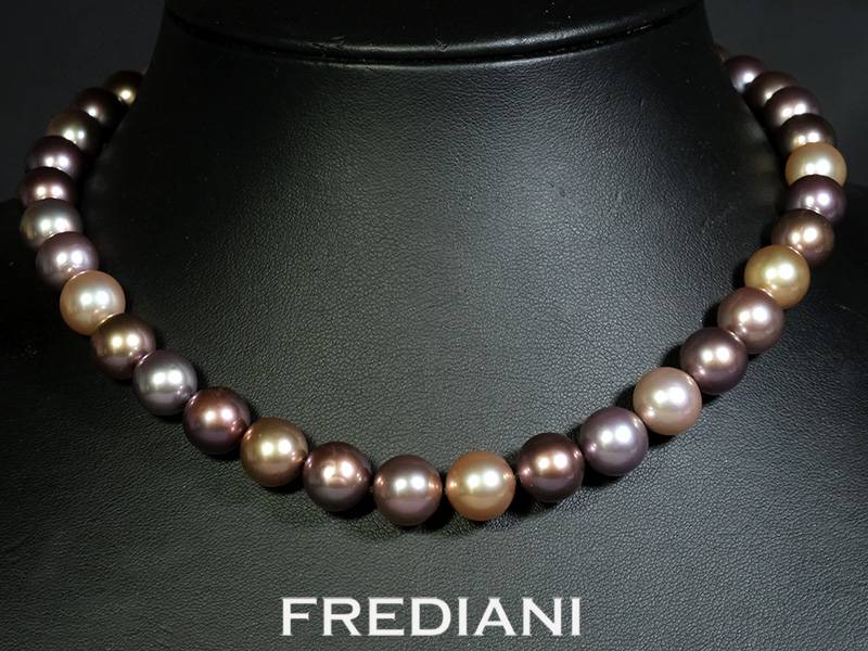 collier en perles de cultures multicolores de 10 à 11 mm et fermoir or blanc 750/000 serti de 8 diamants naturels