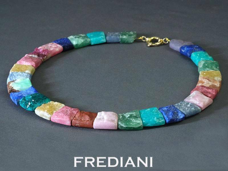 Collier en pierres naturelles et fermoir en or jaune 750/000