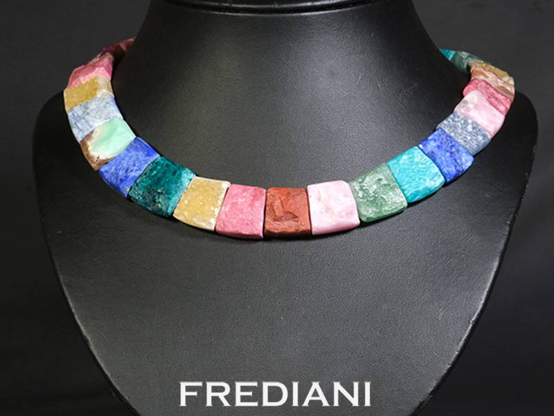 Collier en pierres naturelles et fermoir en or jaune 750/000