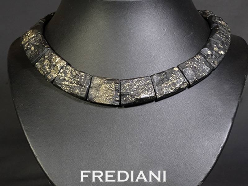 Collier de plaque d'ardoise et pyrite avec un fermoir en or blanc 750/000