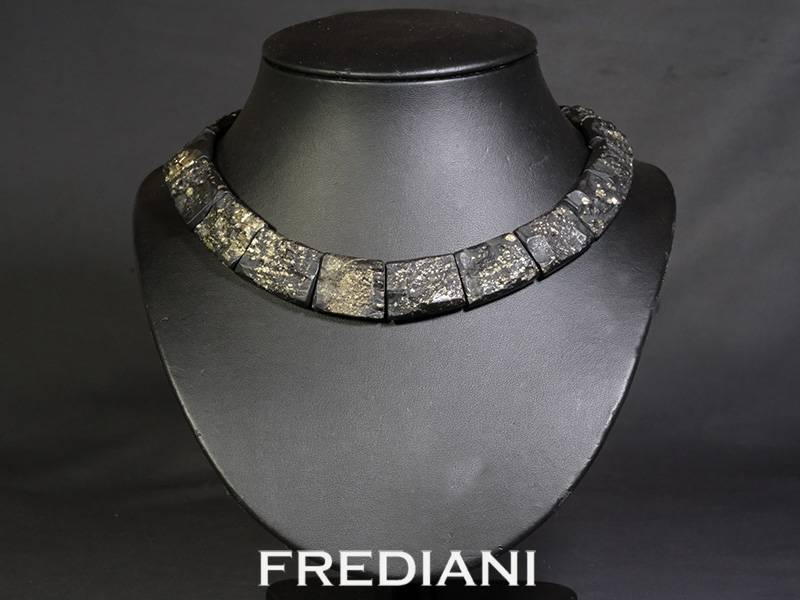 Collier de plaque d'ardoise et pyrite avec un fermoir en or blanc 750/000