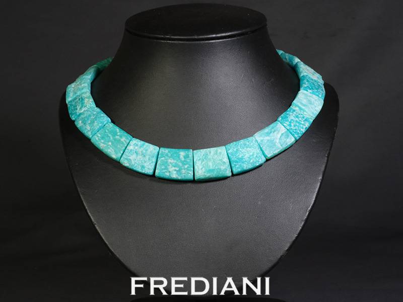 Collier en plaquettes d'amazonite naturelle et fermoir en or blanc 750/000