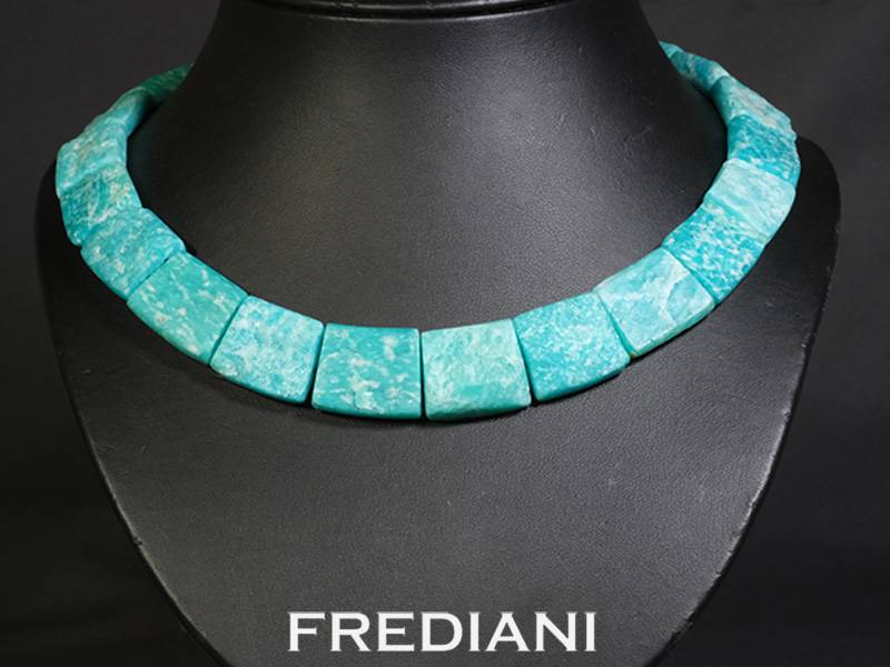 Collier en plaquettes d'amazonite naturelle et fermoir en or blanc 750/000