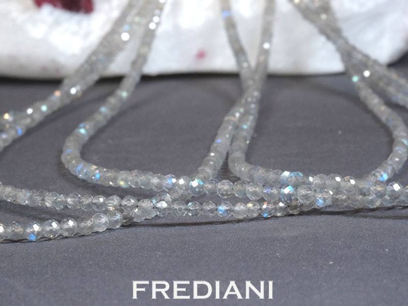 Collier de boules facettées de labradorite et fermoir en argent 925/000.