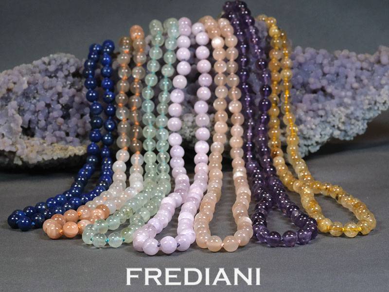 colliers en boules de pierres naturelles et fermoir en argent 925/000