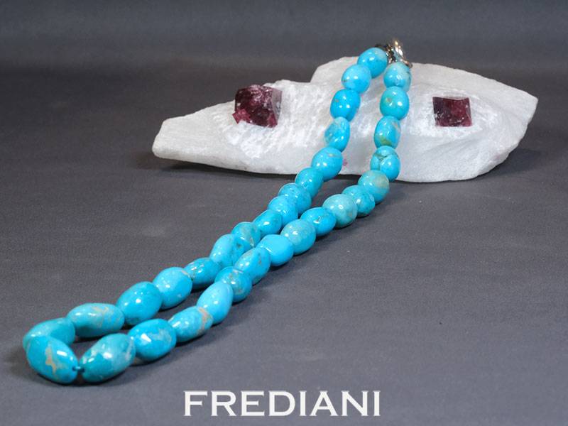 Collier en turquoise naturelle et fermoir en argent 925/000.