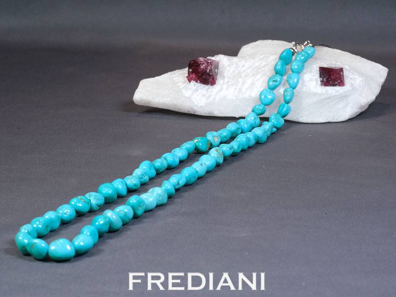 Collier en Turquoises naturelles d'Arizona de la célèbre mine Sleeping beauty avec son fermoir en argent 925/000