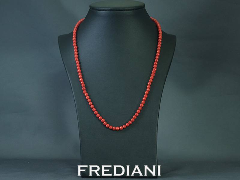 Collier en boules de corail rouge de 4.50 mm avec un fermoir en or jaune 750/000