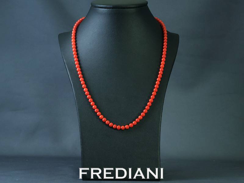 Collier en boules de corail orange 4 mm et fermoir en or jaune 750/000
