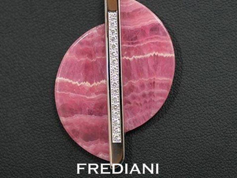 Pendentif en or blanc serti d'une rhodochorsite et 17 diamants