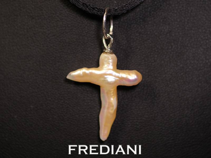Pendentif en argent 925/000 avec une croix en perle de culture d'eau douce