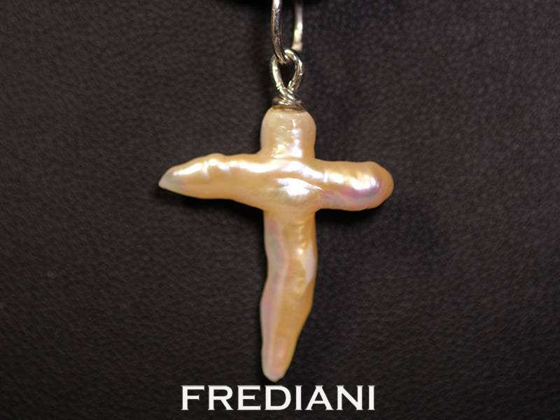 Pendentif en argent 925/000 avec une croix en perle de culture d'eau douce