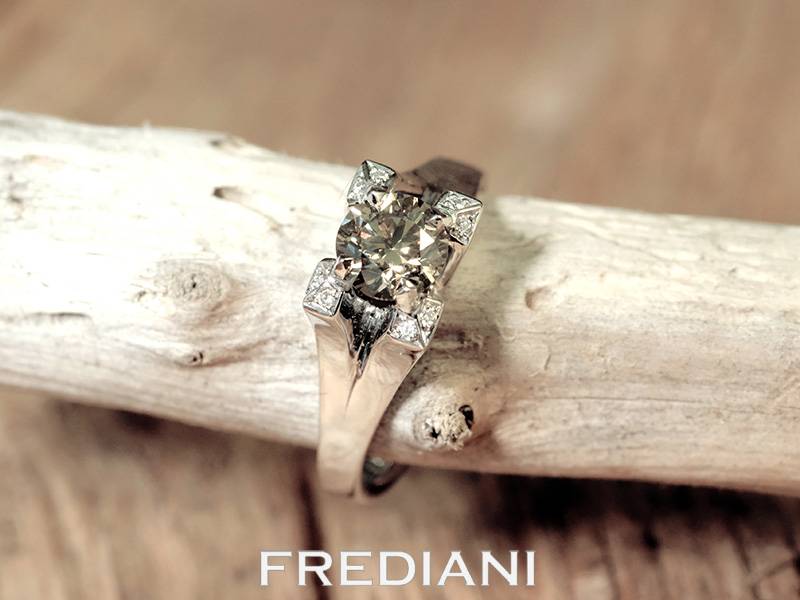 Bague en or blanc sertie d'un diamant brun et 8 diamants blancs naturels