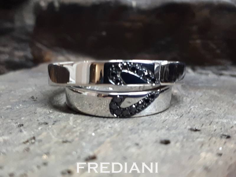 Paire d'Alliances en or blanc 750/000 sertie de 16 diamants noirs 