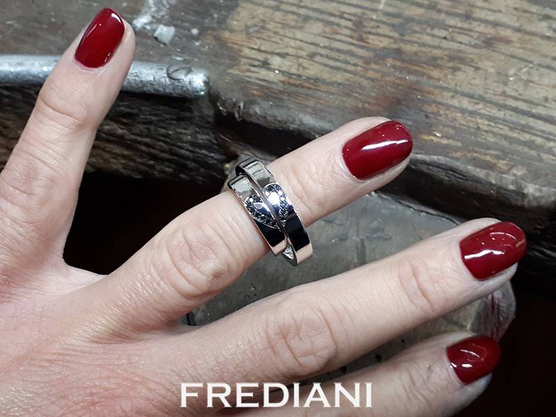 Paire d'Alliances en or blanc 750/000 sertie de 16 diamants noirs 