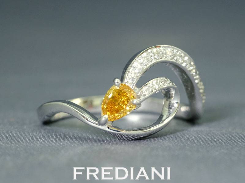 Bague en or blanc sertie d'un diamant orange et 16 diamants blancs