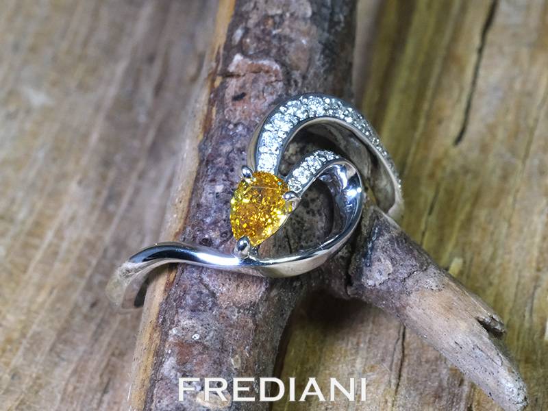 Bague en or blanc sertie d'un diamant orange et 16 diamants blancs