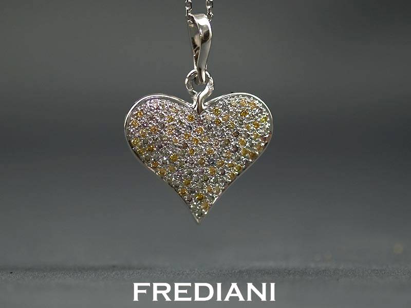 Pendentif en or blanc serti de 114 diamants naturels