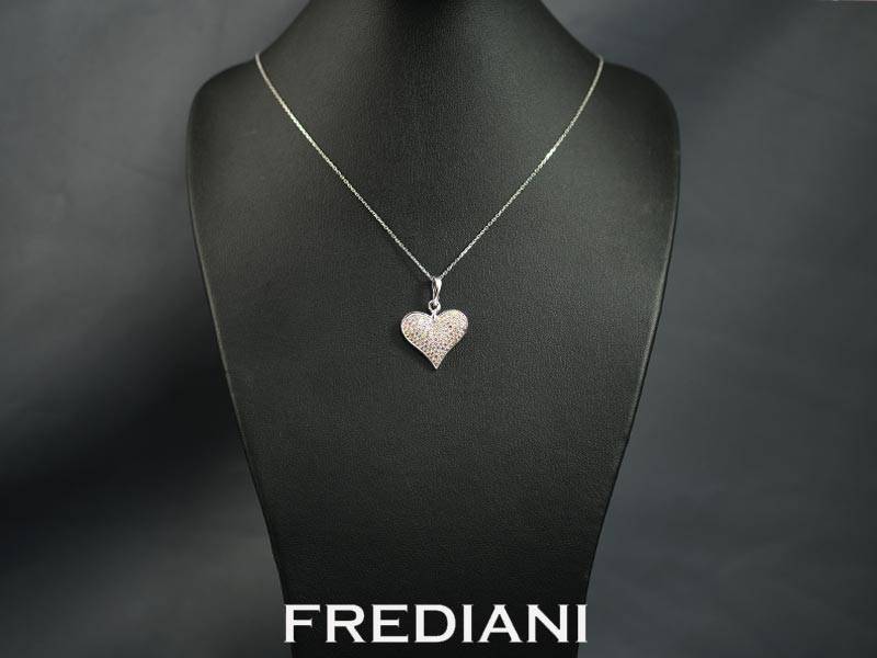 Pendentif en or blanc serti de 114 diamants naturels