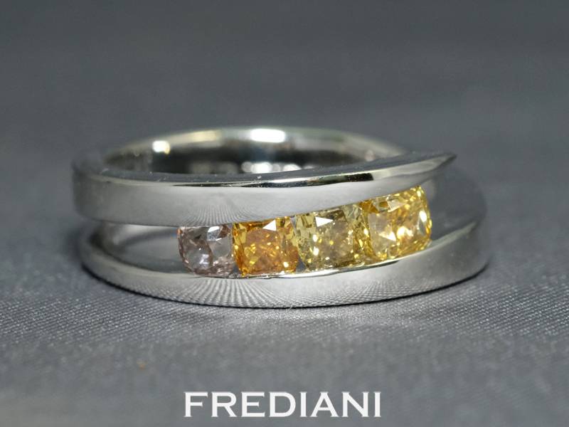 Bague en or blanc 750/000 sertie de 4 diamants coussins de couleur naturels