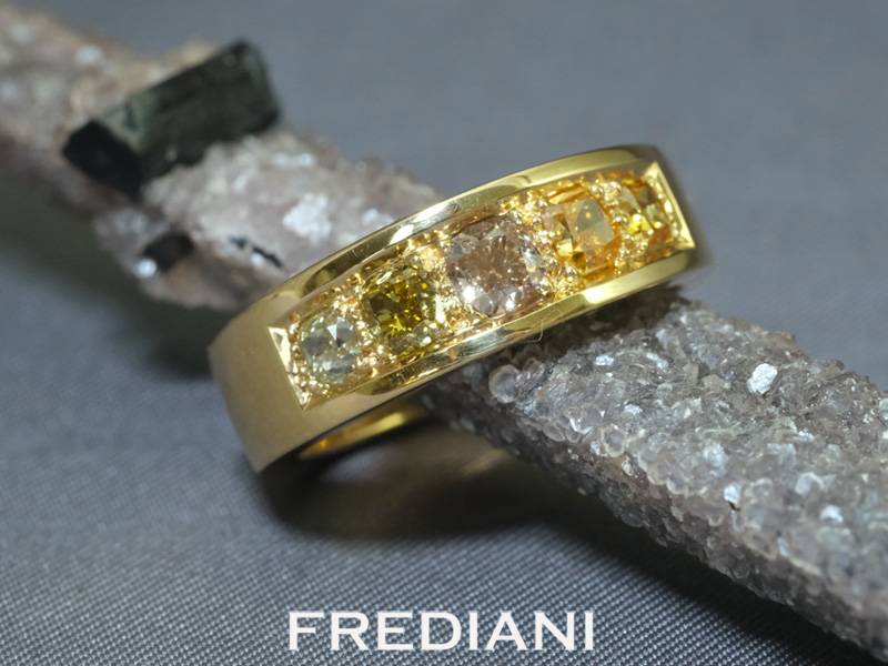 Bague en or jaune 750/000 sertie de 5 diamants de couleur coussins naturels