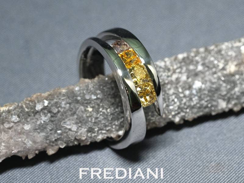 Bague en or blanc 750/000 sertie de 4 diamants coussins de couleur naturels