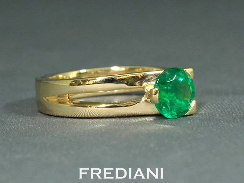 Bague en or jaune sertie d'une émeraude ronde
