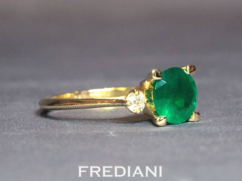 Bague en or jaune 750/000 sertie d'une émeraude ronde de 7 mm et 2 diamants naturels 