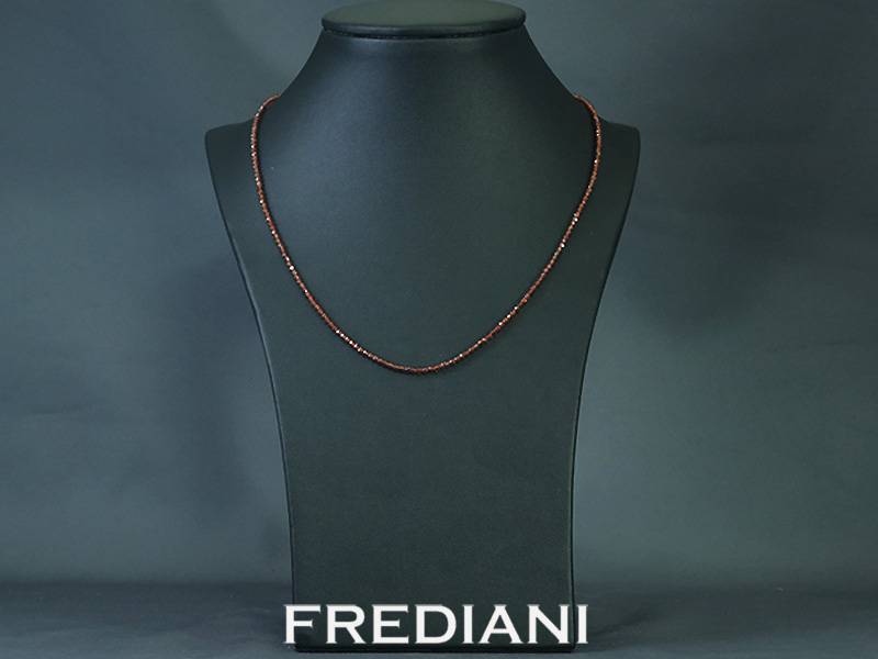 Collier en boules de grenat finement facettées et fermoir en argent 925/000.
