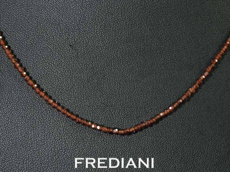 Collier en boules de grenat finement facettées et fermoir en argent 925/000.