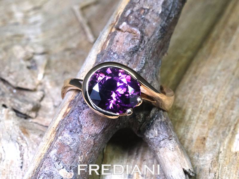Bague en or rouge, grenat rhodolite naturel et 1 diamant