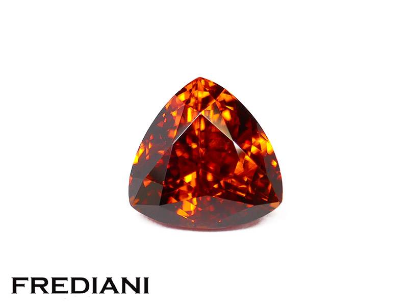 Bague en or blanc sertie d'un grenat spessartite, 6 saphirs de couleurs et 1 diamant jaune naturel