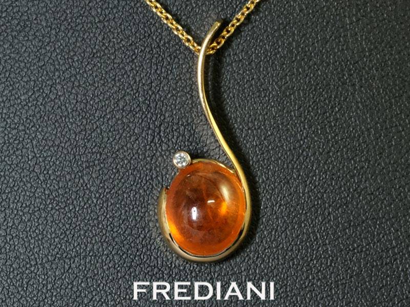 Pendentif en or jaune serti d'un grenat spessartite orange et un diamant naturel