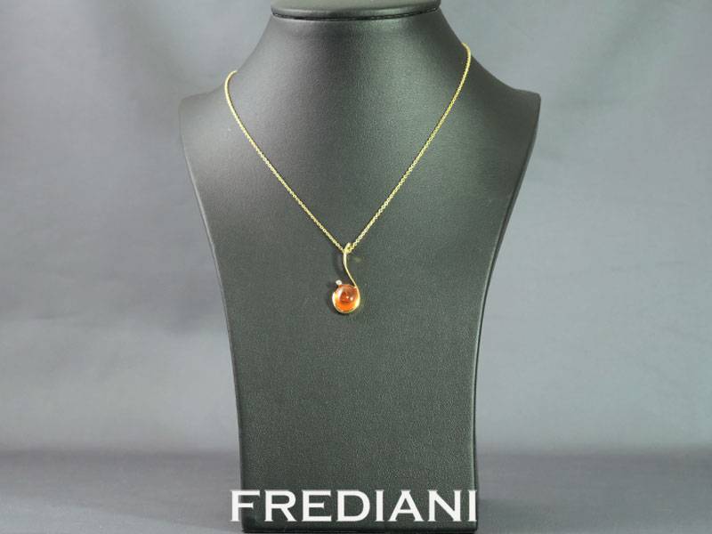 Pendentif en or jaune serti d'un grenat spessartite orange et un diamant naturel