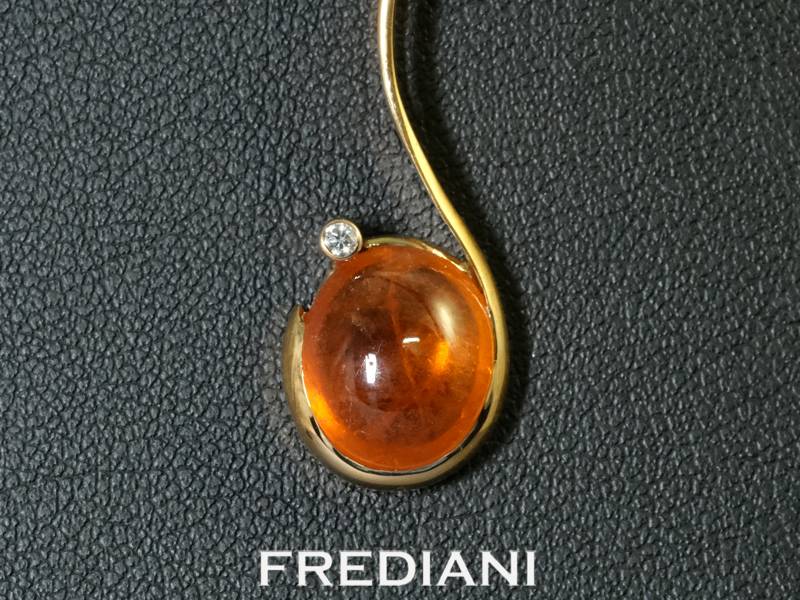 Pendentif en or jaune serti d'un grenat spessartite orange et un diamant naturel