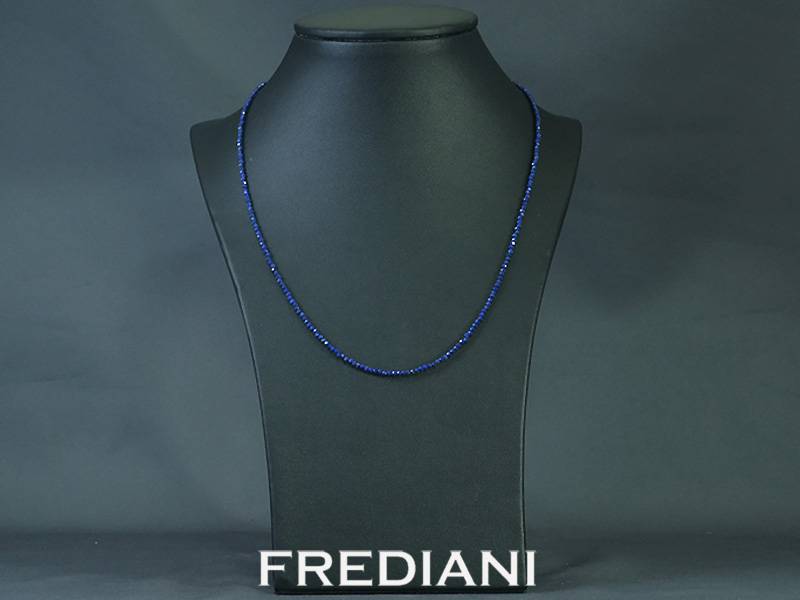 Collier en boules de lapis lazuli finement facettées et son fermoir en argent 925/000.
