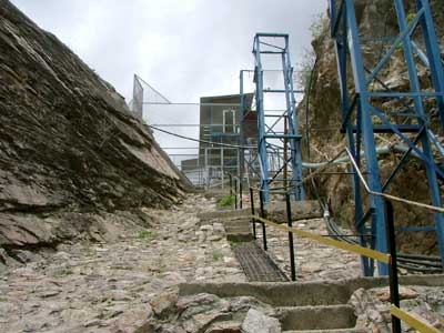 Nous avons le privilège d'être admis dans la première galerie, le lieu où fut trouvé en 1967 la première tanzanite