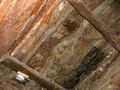 Au plafond de cette galerie, les nodules qui sont les nids de cristallisation de la tanzanite