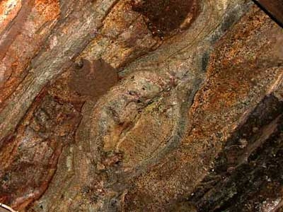 Celui ci contient encore quelques petits cristaux violets