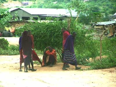 Ca et là, les acheteurs et intermédiaires de pierres