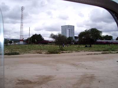 Arrivée à la mine sous un ciel menaçant