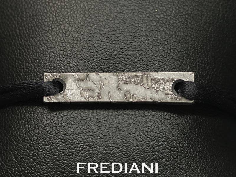 Bracelet avec une plaque de météorite ferreuse type 