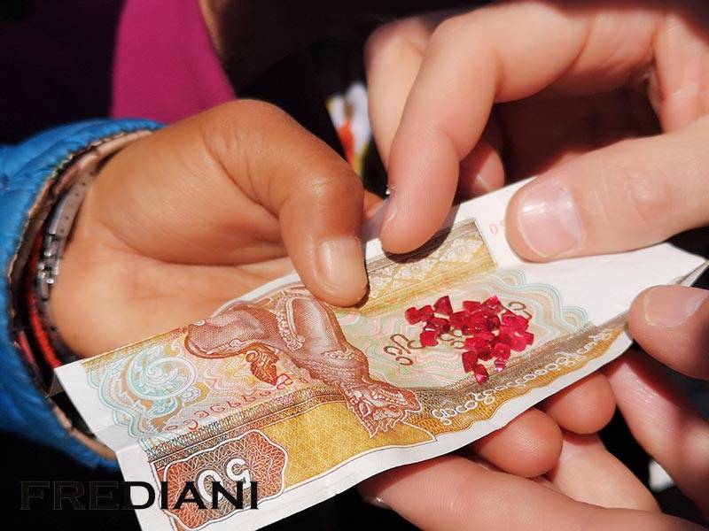 gemmologue specialiste en pierres précieuses