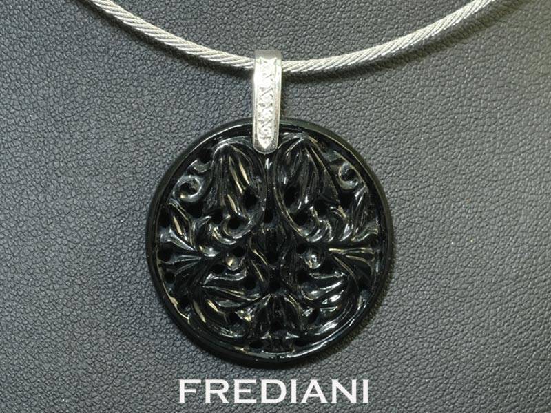 Pendentif en or blanc 750/000 serti d'un onyx sculpté et 5 diamants naturels