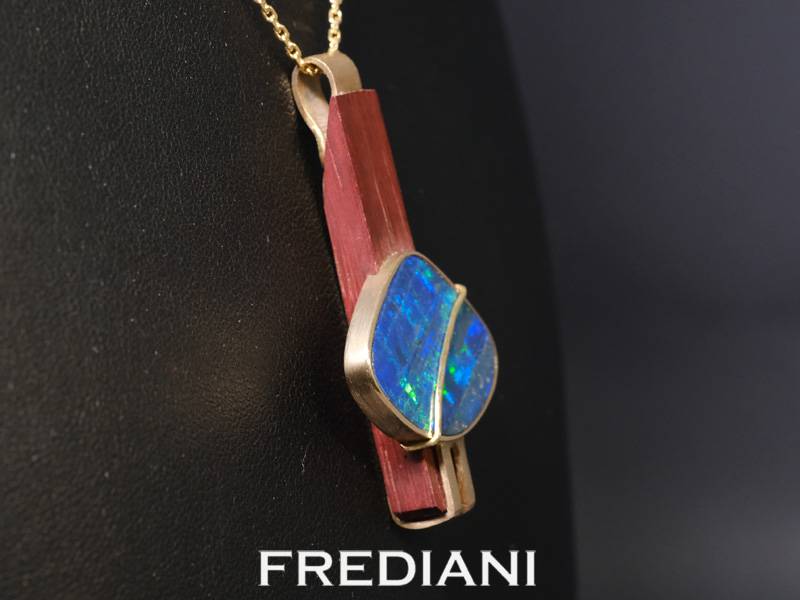 Pendentif or jaune serti d'une opale d'Australie sur du bois précieux