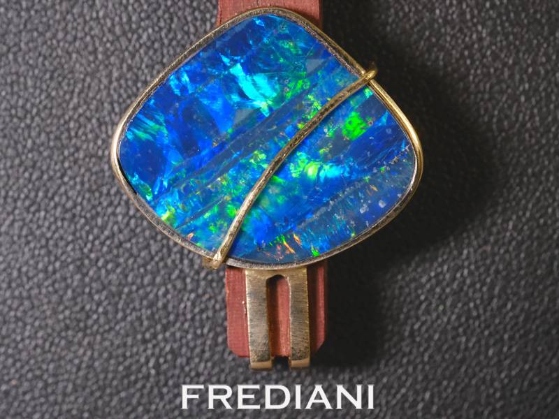 Pendentif or jaune serti d'une opale d'Australie sur du bois précieux