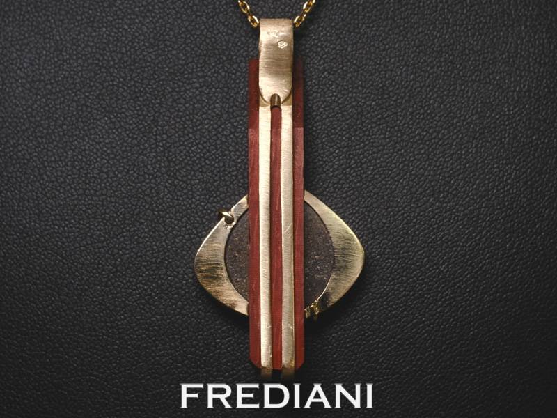 Pendentif or jaune serti d'une opale d'Australie sur du bois précieux