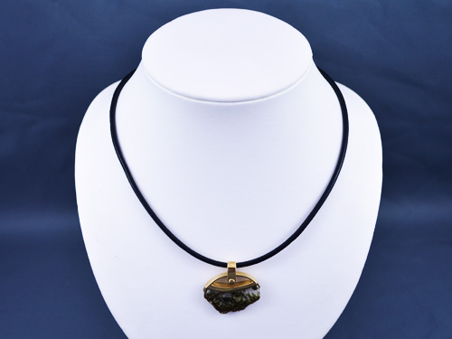 pendentif en or jaune et quartz a inclusion d'epidote