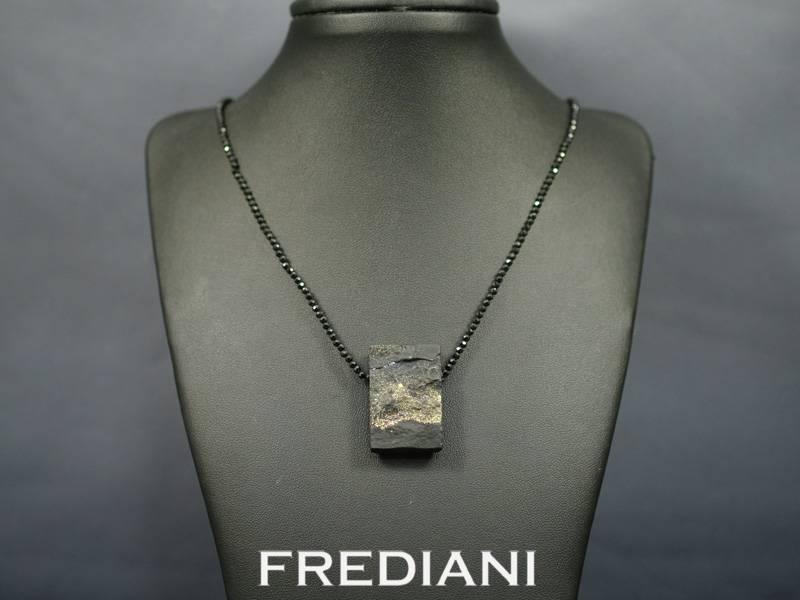 Collier en spinelles noirs avec un pendentif en ardoise incrustée de pyrite naturelle.